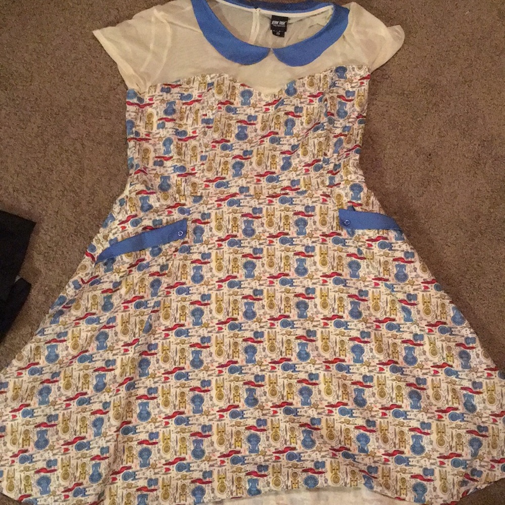Her Universe Star Trek dress fits like XL